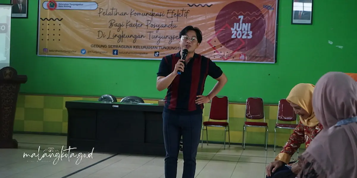 Rully Suprayogo Bimbing Kader Posyandu Kelurahan Tunjungsekar Malang Belajar Public Speaking