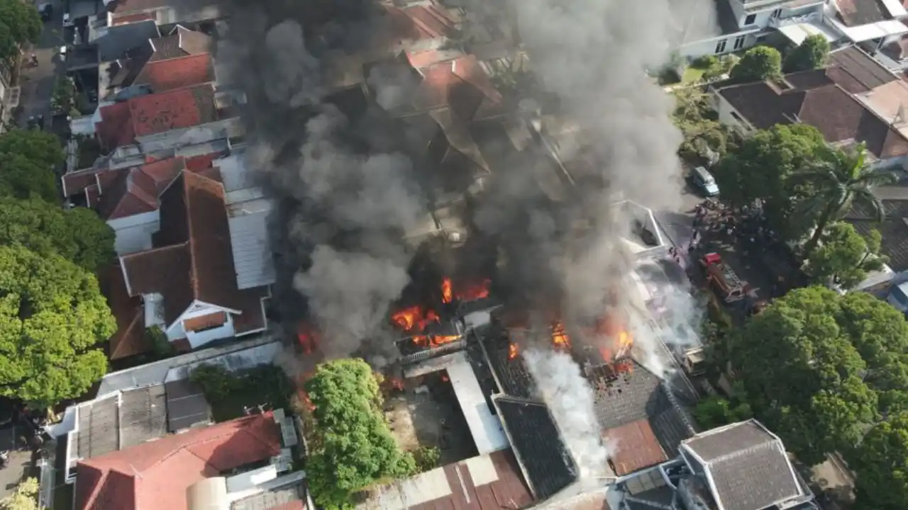Kebakaran Gudang Springbed Tidar Malang, 1 Korban Dilarikan ke Rumah Sakit