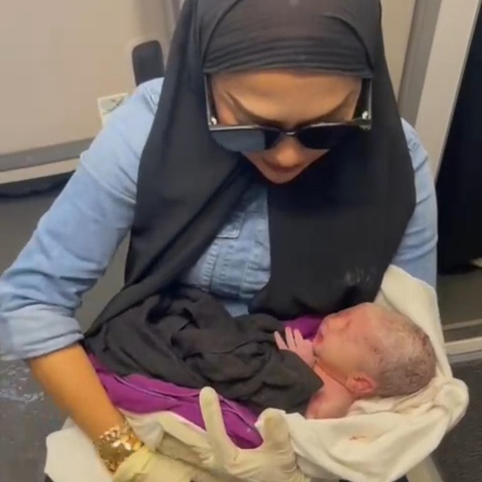 Viral MUA Asal Malang ini Bantu Melahirkan Ibu di Pesawat