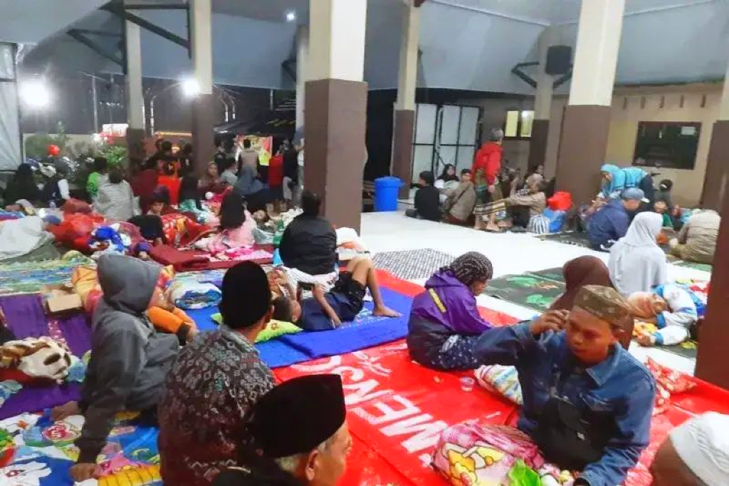 Diterjang Banjir Lahar Semeru, Ratusan Warga Lumajang Harus Ngungsi di Balai Desa