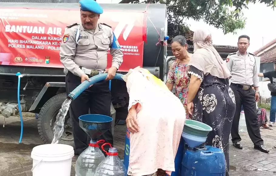 Selama 10 Hari Warga Dengkol Singosari Krisis Air, Polres Malang dan Polsek Singosari Suplai Air Bersih