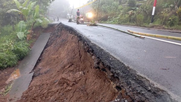Hati-hati! Jalan Tirtoyudo Malang Ambles hingga 50 Meter, Kendaraan Roda 4 Dilarang Lewat