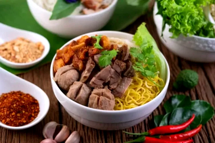 Rekomendasi 4 Tempat Bakso di Malang, Terkenal Enak dan Murah, Daging Pentol dan Kuah Uenakk