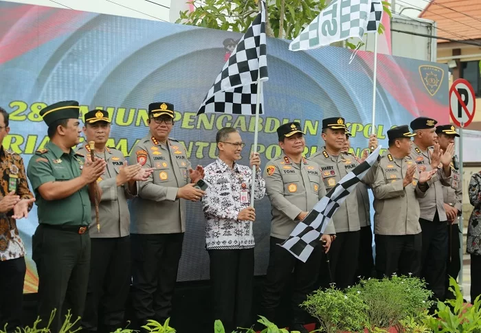 Kapolda Jawa Timur Berangkatkan 3 Juta Liter Air Bersih ke Wilayah Kekeringan di Jatim