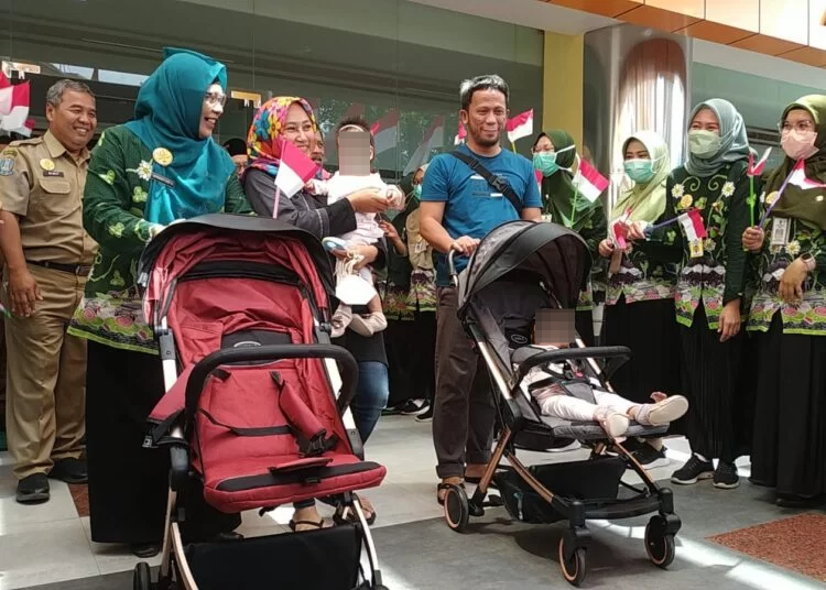 Terharu! Pelepasan Bayi Kembar Siam di RSSA Kota Malang Diiringi Pengibaran Bendera dari Nakes