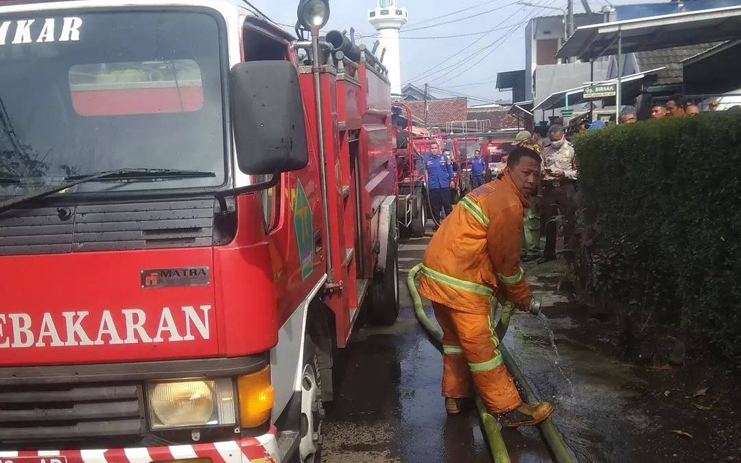Kocak! 5 Mobil Damkar di Malang Kena ‘Prank’ Asap Putih Mobil Pickup Bawa Tabung LPG, Dikira Kebakaran