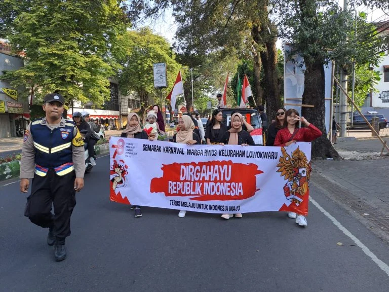 Bhabinkamtibmas Kawal dan Pengamanan Pawai Karnaval Warga RW 3 Lowokwaru Kota Malang