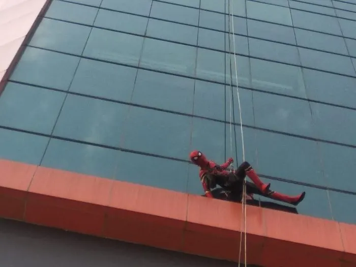 Aksi Spider-Man Saat Bersihkan Kaca di Gedung-gedung Tinggi Kota Malang