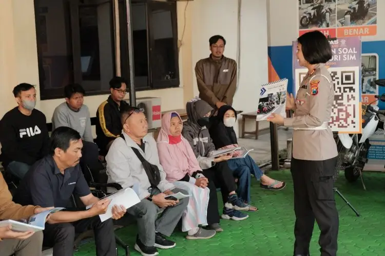 Satlantas Polres Malang Beri Edukasi Soal Aturan Berkendara, Pemohon SIM Bisa Baca Buku Edukatif