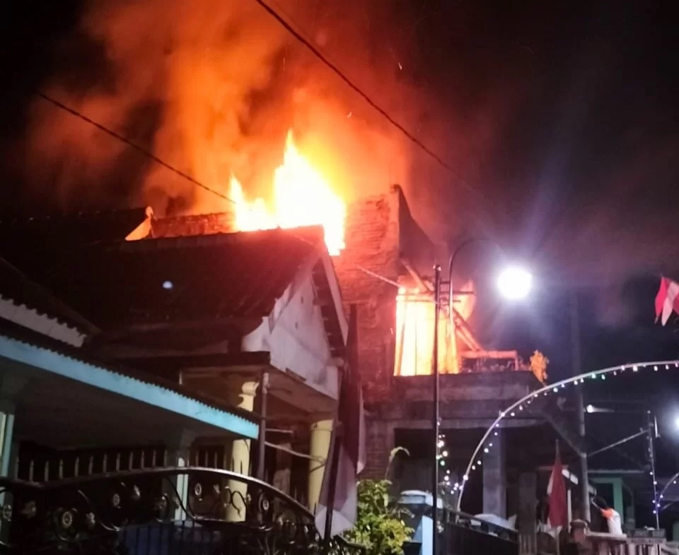 Kebakaran Ludeskan Rumah Kakek di Singosari Malang