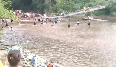 Jembatan Gantung Putus saat Warga Nonton Lomba HUT RI ke 78 di Kalimantan Barat