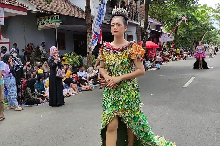 Karnaval Parade Budaya Trenggalek Bius Penonton, Gaun Hasil Daur Ulang Plastik Bekas Jadi Sorotan