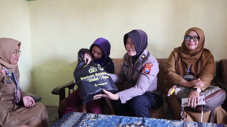 Tekan Angka Stunting, Polres Malang Salurkan Ratusan Paket Asupan Gizi Tambahan Untuk Anak