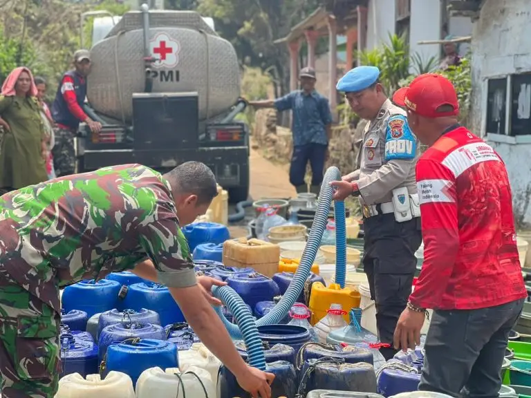Polres Malang dan PMI Berikan Bantuan Air Bersih Di Wilayah Terdampak Kemarau Kabupaten Malang
