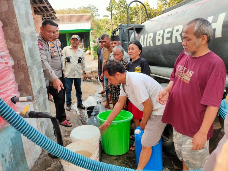 Polres Malang Berikan Bantuan Air Bersih kepada Warga Terdampak Musim Kemarau di Dusun Buwek