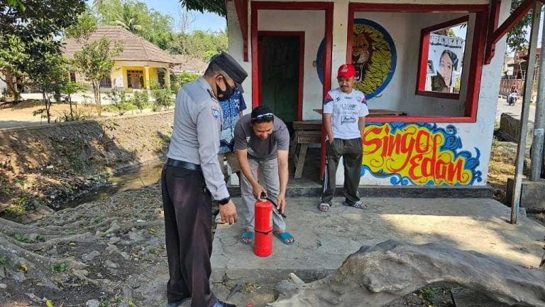 Bhabinkamtibmas Polres Malang Edukasi Warga Tentang Penggunaan APAR untuk Atasi Kebakaran
