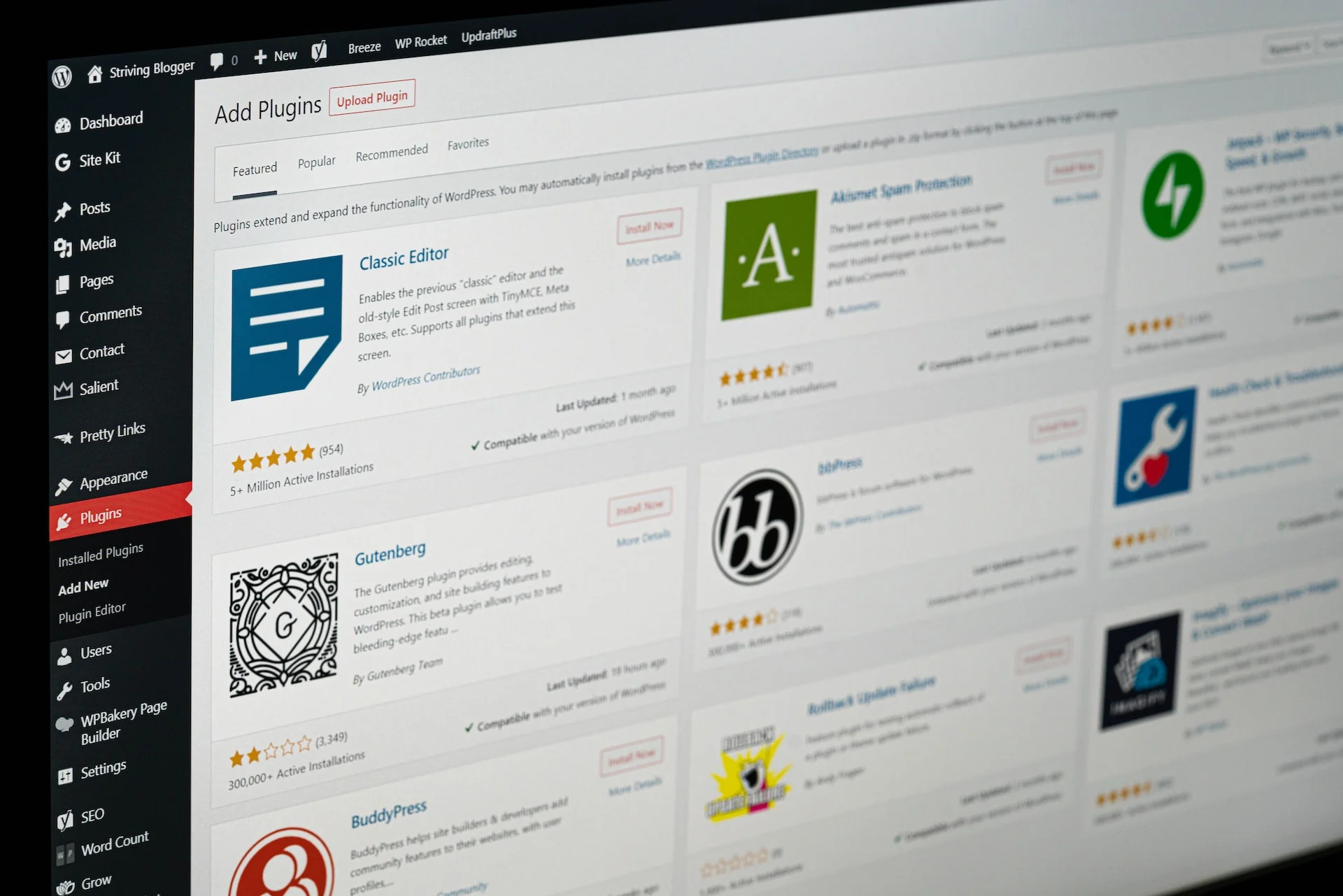 Rekomendasi WordPress Hosting Murah dan Cepat di Indonesia, Gratis Tema dan Plugin Premium