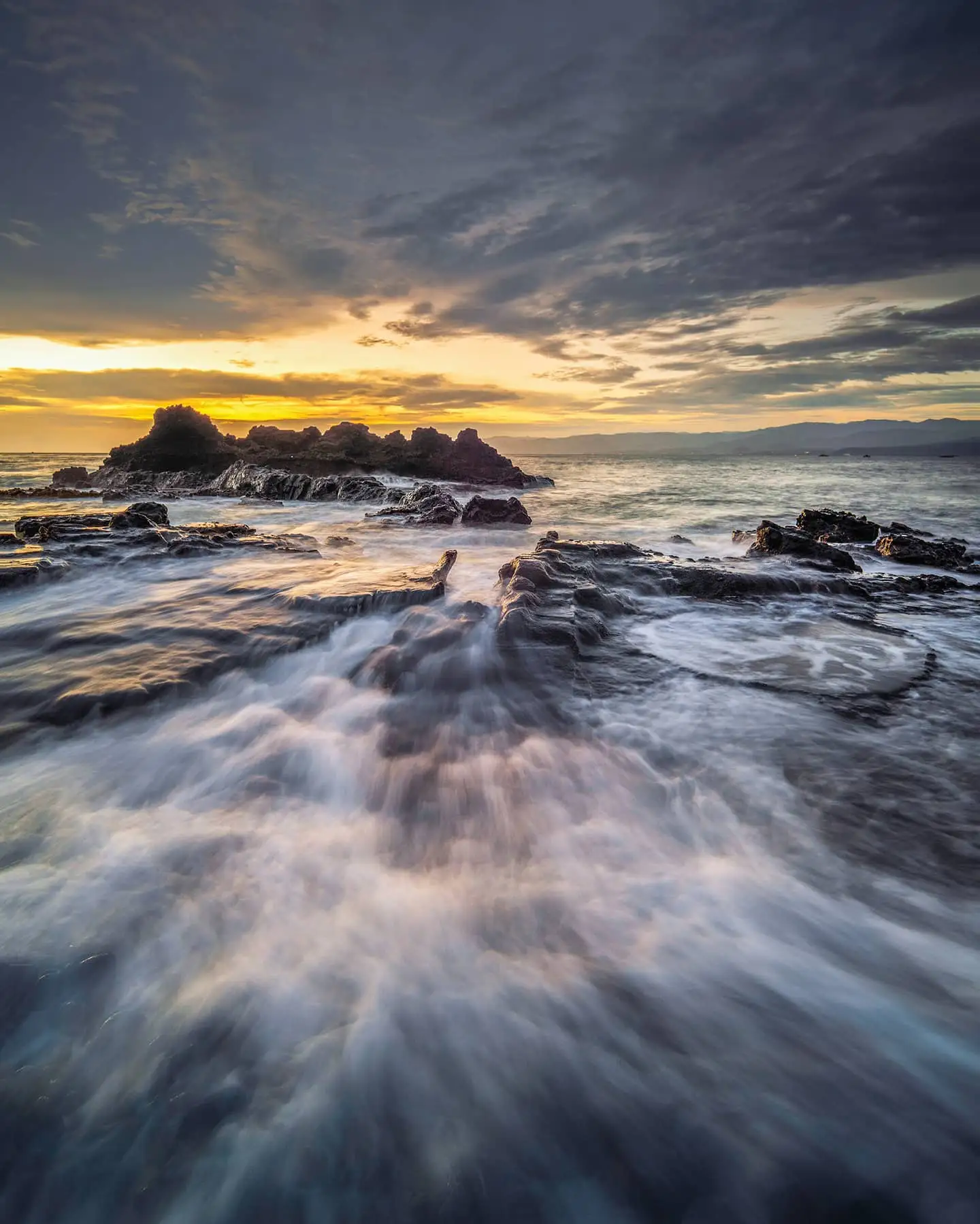 Padahal Sudah Dibersihkan, Pantai Cibutun Loji Sukabumi Kembali Kotor dengan Tumpukan Sampah