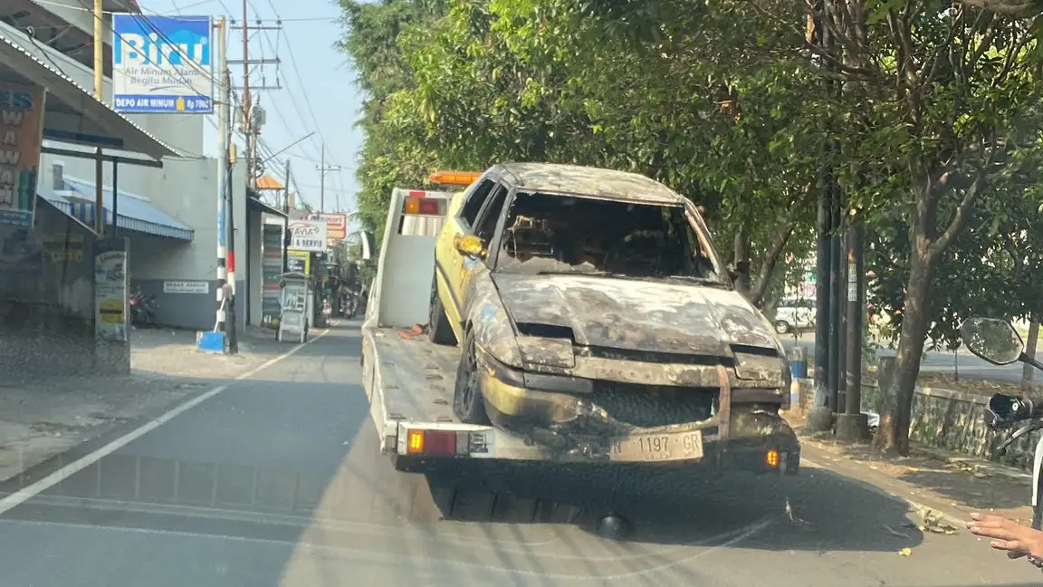 Mobil Mazda Astina Terbakar Hebat di Jembatan Ranugrati Malang, Diduga Ada Selang Bensin Bocor!