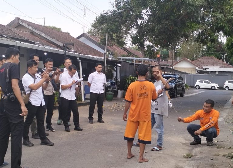 Tersangka Pembunuhan Tetangga di Gondanglegi Malang Lakukan 33 Adegan Rekontruksi