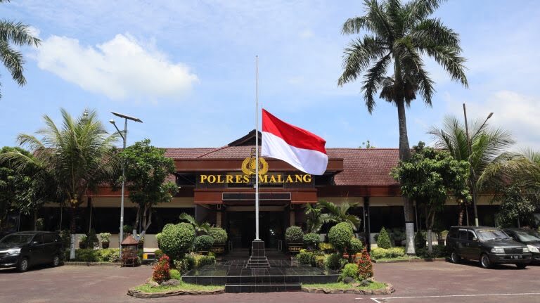 Polres Malang dan Seluruh Polsek Jajaran: Bendera Setengah Tiang untuk Mengenang Tragedi Kanjuruhan
