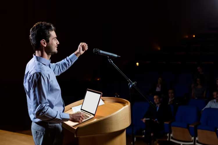 Ini Teknik Sukses Berbicara di Depan Umum: Menguasai Seni Public Speaking