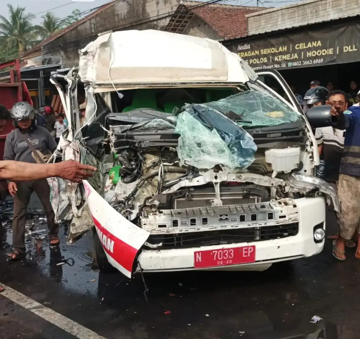 Tabrakan Ambulans RSUD Kanjuruhan dengan Truk Pengangkut Oksigen di Malang, Pengemudi Luka-luka