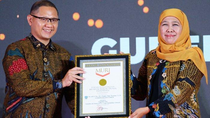 Gubernur Jatim, Khofifah Indar Parawansa, Raih Dua Penghargaan MURI di Seleksi Lomba Guru dan Tenaga Kependidikan Creative Camp Batch-4