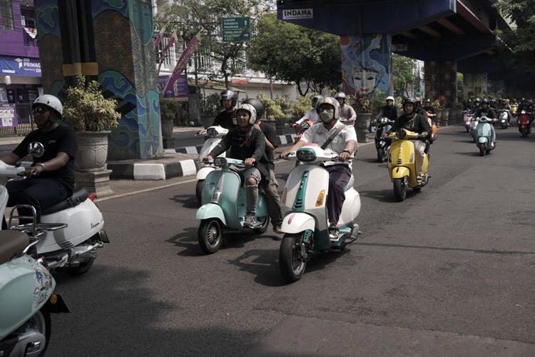 Puluhan Pecinta Vespa Matic Berkumpul di Kota Malang untuk Weekend Ride
