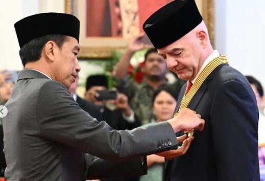 Presiden Jokowi Anugerahkan Bintang Jasa Pratama kepada Presiden FIFA, Gianni Infantino
