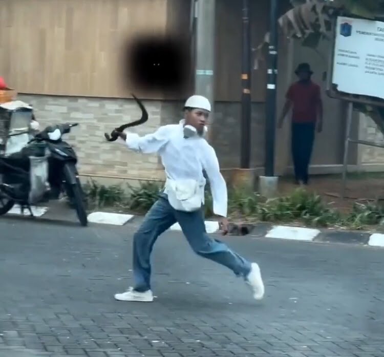 Viral Video Pelajar Pembawa Sajam di Jakbar Ancam Security, Pelaku Diamankan Polisi