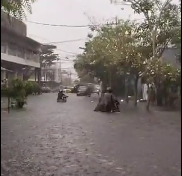 Video Banjir Sampai Pinggang Orang Dewasa di Kota Malang, Diduga Drainase Tidak Kuat Nampung