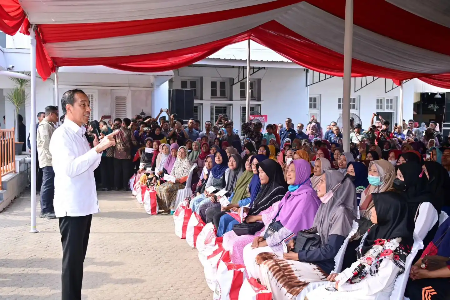 Presiden Jokowi Bagikan Paket Beras kepada 1.000 Keluarga di Kota Malang
