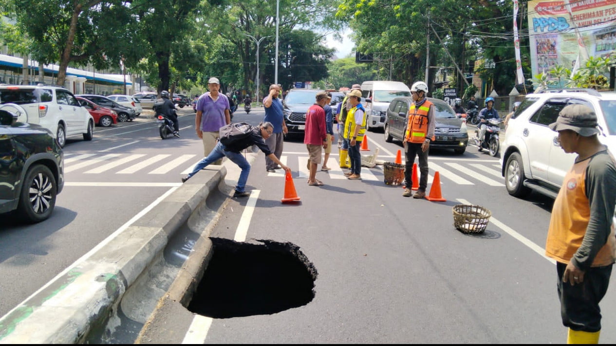 Hati-hati! Lubang Besar di Jalan Bandung Kota Malang Menganga Sedalam 5 Meter