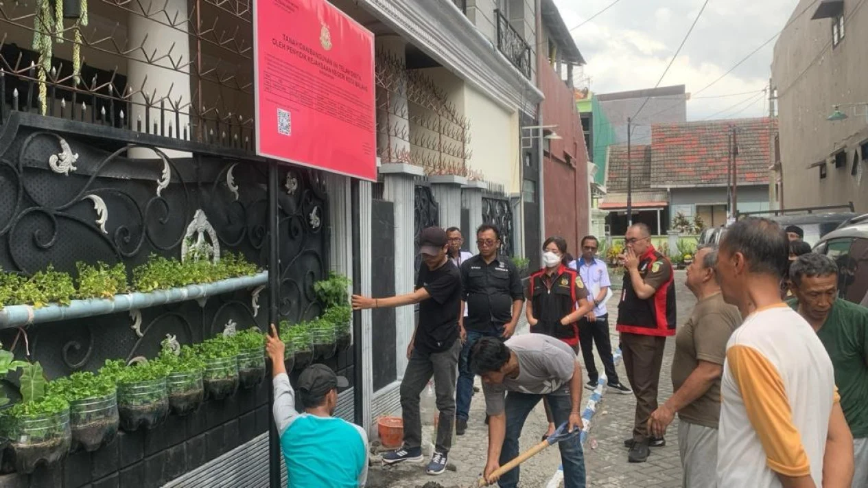 Kejaksaan Negeri Kota Malang Pasang Tanda Penyitaan 3 Aset Korupsi di KSU Montana Hotel