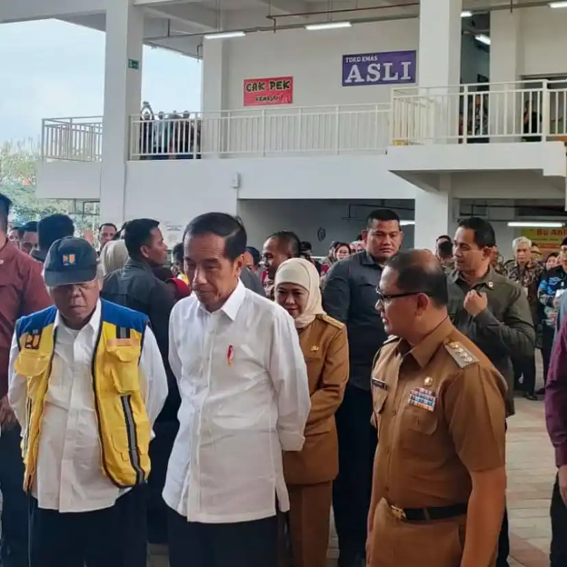 Ratusan Siswa di Kota Batu Antusias Sambut Kedatangan Presiden Jokowi di Pasar Among Tani