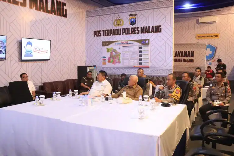 Kapolres Malang dan Bupati Sanusi Awasi Posisi Pelayanan Natal dan Tahun Baru 2024 dengan CCTV