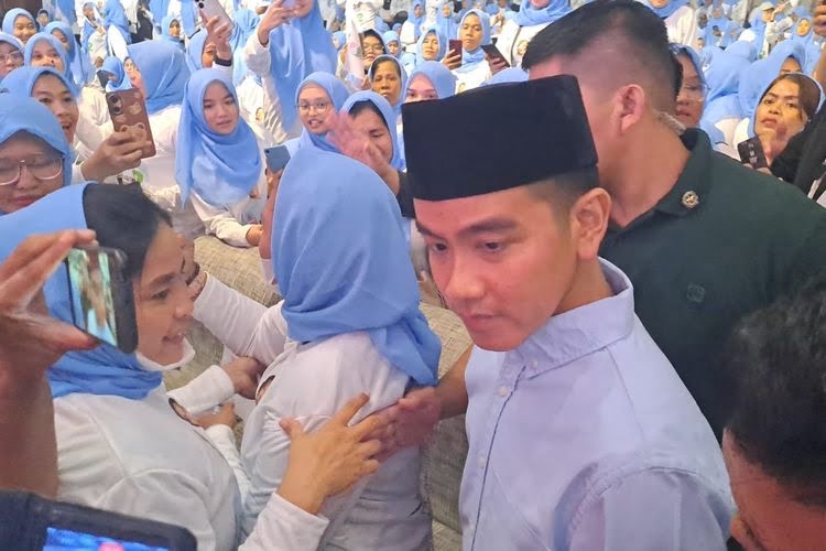 Ditanya Soal Tak Hadiri Debat Mahfud-Cak Imin di TV, Gibran: KPU Bukan?