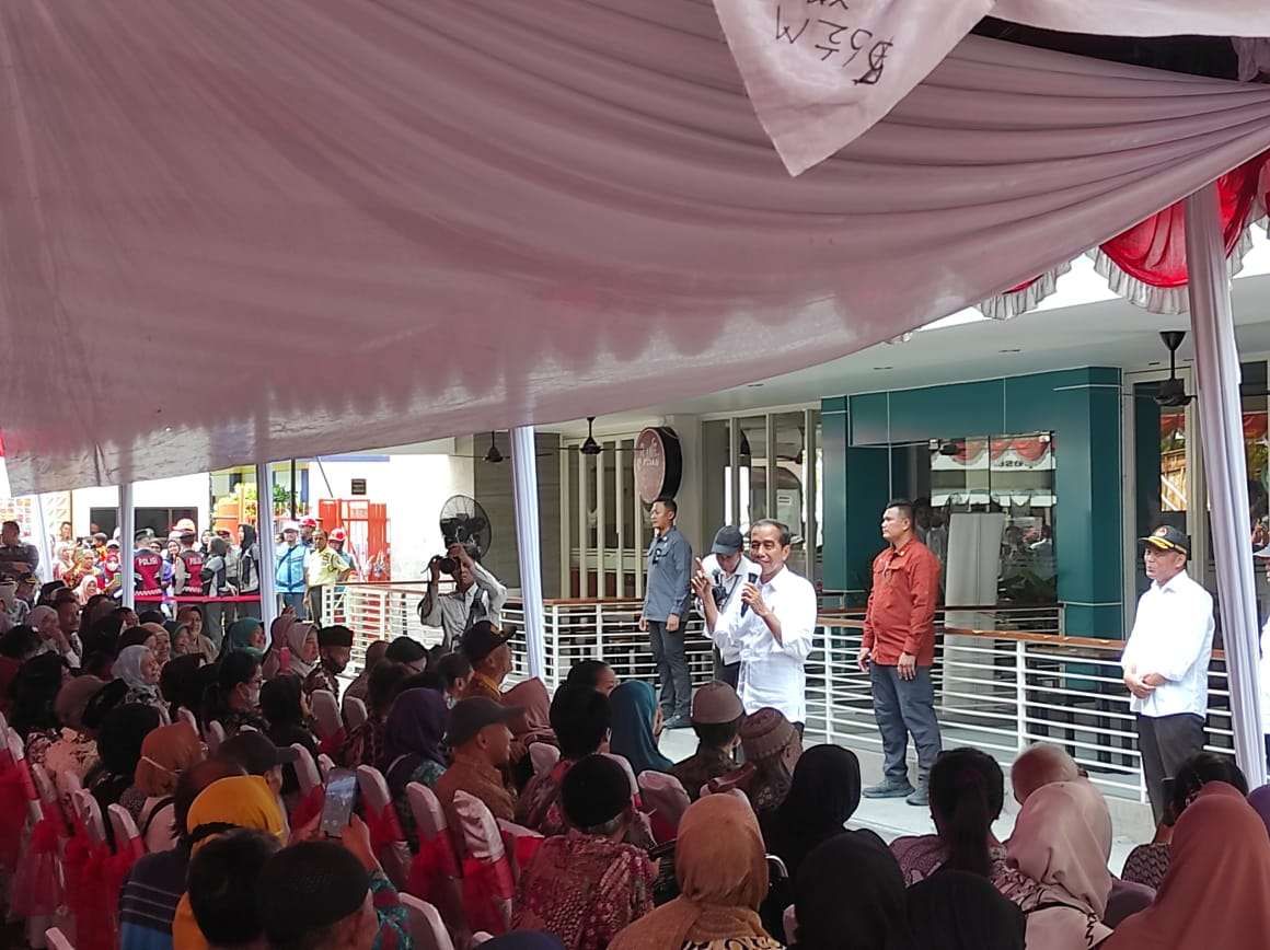Presiden Jokowi Bagikan BLT El Nino dan Berikan Sepeda Kepada Warga di Kota Malang