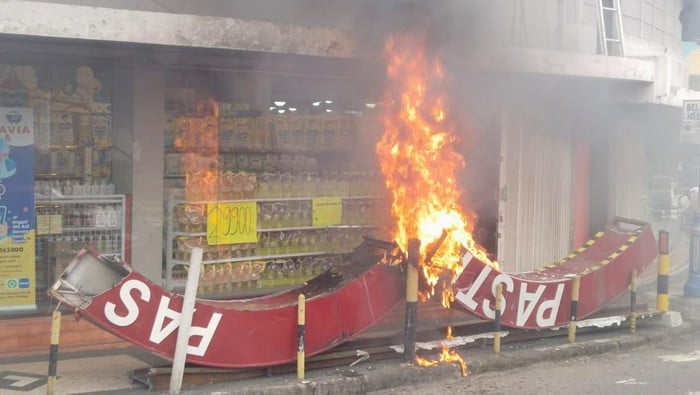 Papan Reklame Rokok di Toko Avia Kayutangan Heritega, Malang Terbakar