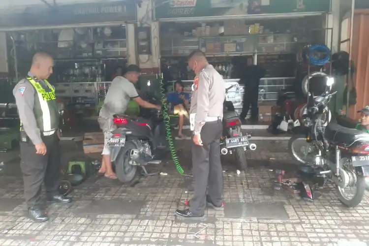 Datangi Bengkel, Satlantas Polresta Malang Kota Sosialisasi Larangan Penggunaan Knalpot Brong