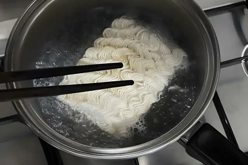 Manfaatkan Air Rebusan Mie, Cara Cerdas Mengurangi Pemborosan dan Beri Rasa Tambahan pada Masakan