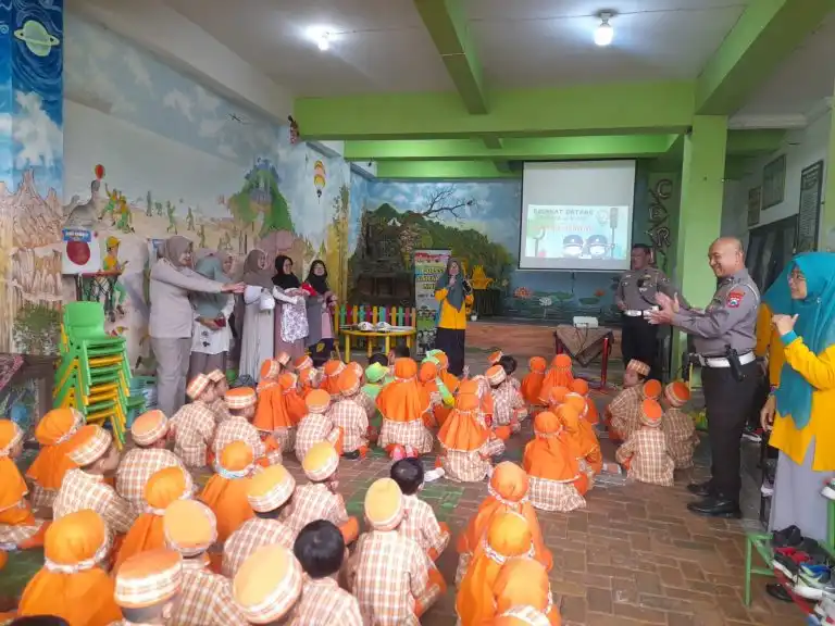 Satlantas Polresta Malang Kota Edukasi Tertib Berlalu Lintas di TK Qurro Ta’Ayyun 3