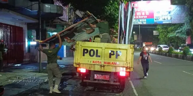 Bawaslu Kota Malang Bersama Satpol PP Lakukan Penertiban Massal APK yang Melanggar Aturan Kampanye