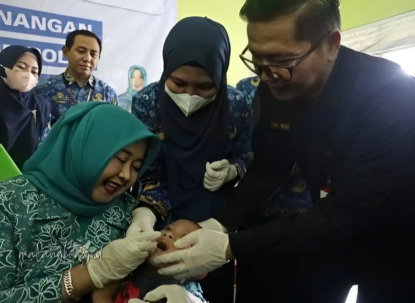Pj. Ketua TP PKK Kota Malang Hanik Andriani Tinjau dan Berikan Imunisasi Polio di Sub Pekan Imunisasi Nasional