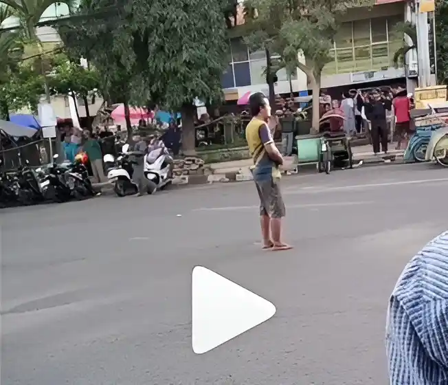 ODGJ Mengamuk di Pasar Besar Kota Malang Membawa Sajam Berhasil Diamankan oleh Kepolisian