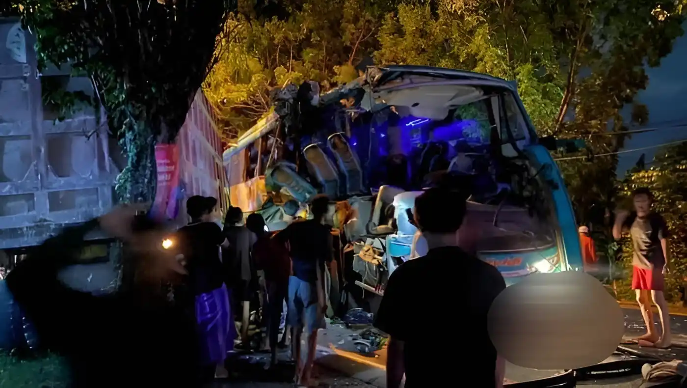 Tragis! Bus Rombongan Ziarah Wali Tabrak Truk di Gresik, 4 Orang Meninggal Dunia