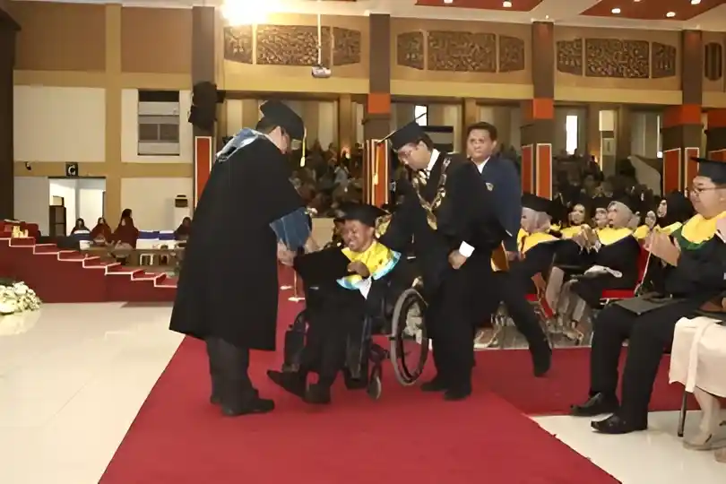 Duwi Wisudawan Disabilitas Mahasiswa UB Disalami Rektor UB dan Turun Podium Viral!
