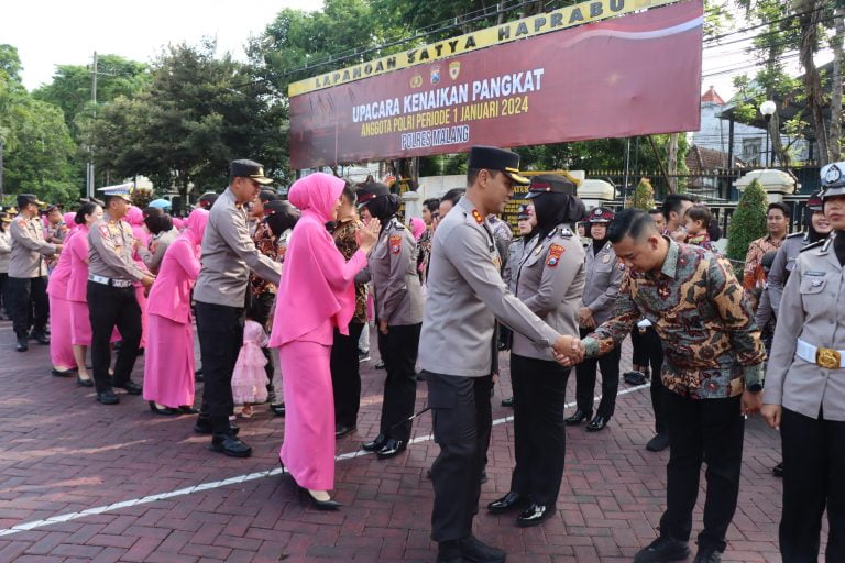 Kapolres Malang Pimpin Upacara Kenaikan Pangkat 75 Personel Polres Malang di Awal 2024