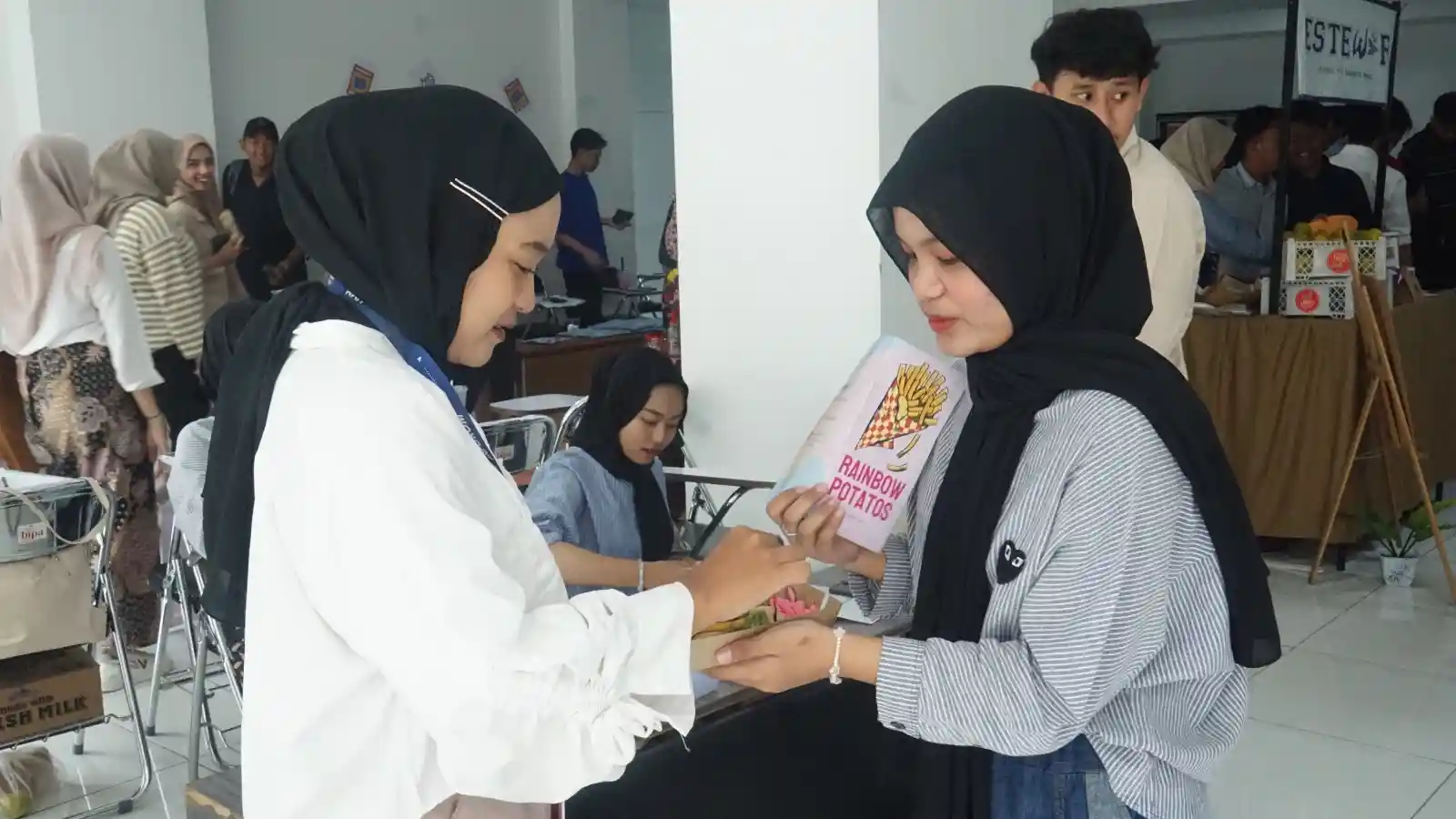 Bazar Unik Bahasa Inggris di UMM, Mahasiswa FLSP Tunjukkan Kreativitas dan Kemampuan Berbicara